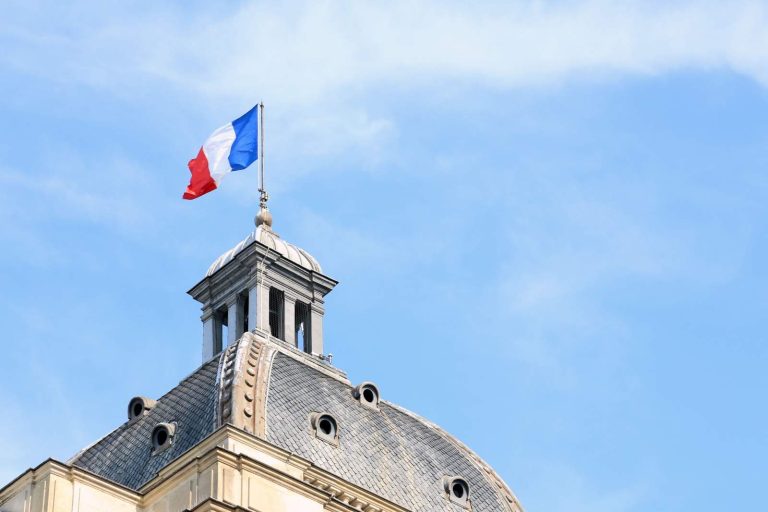 bandiera-francia-edificio-storico