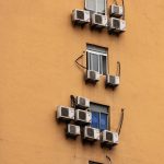condizionatori-esterni-facciata-edificio