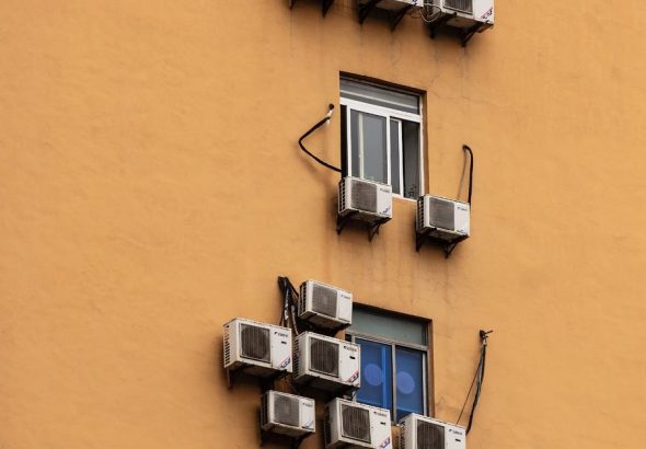 condizionatori-esterni-facciata-edificio