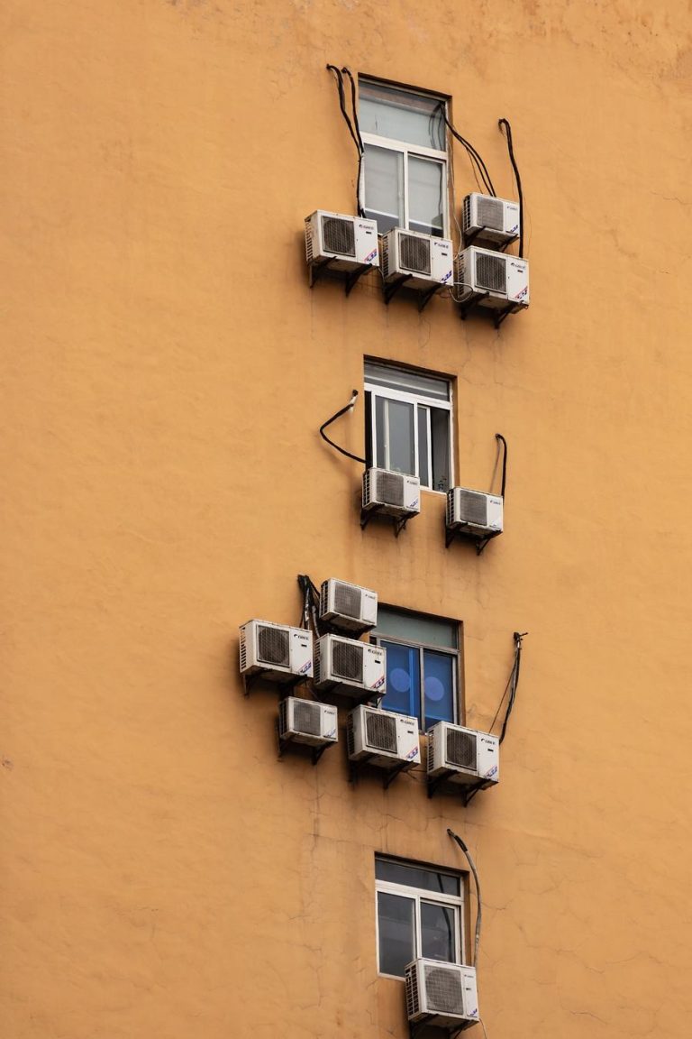 condizionatori-esterni-facciata-edificio