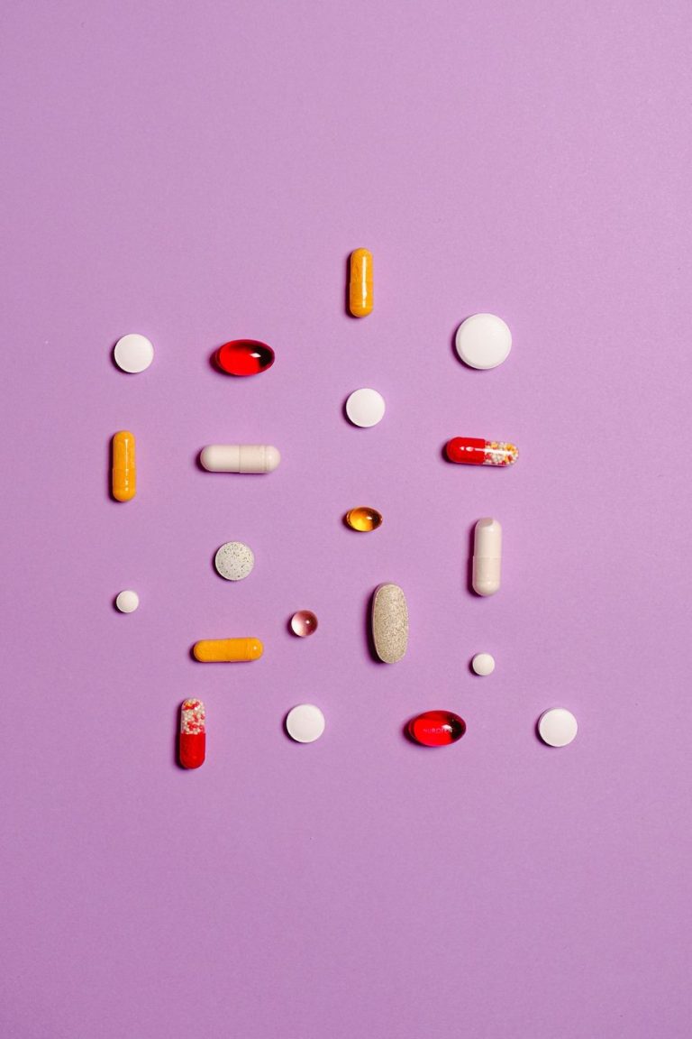 farmaci-pillole-integratori-sfondo-viola