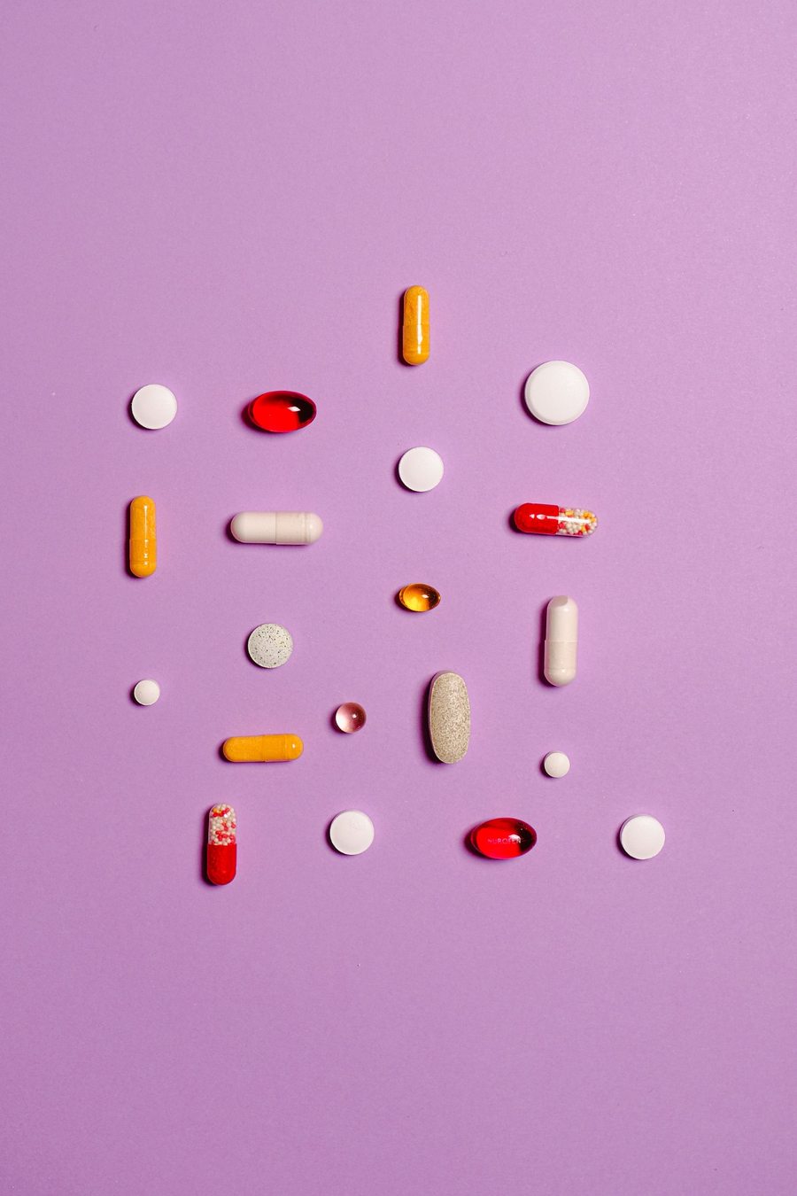farmaci-pillole-integratori-sfondo-viola