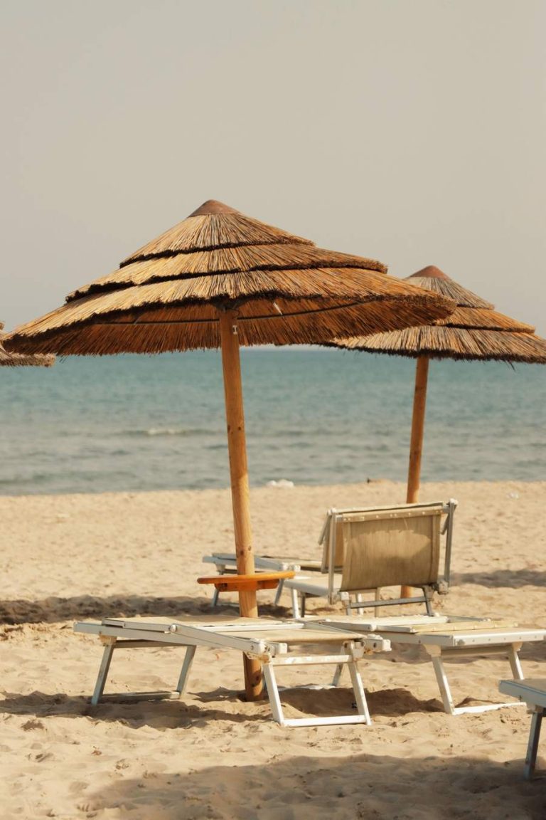 ombrelloni-lettini-spiaggia-mare