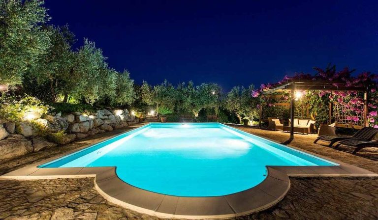 villa-con-piscina-illuminata-di-notte